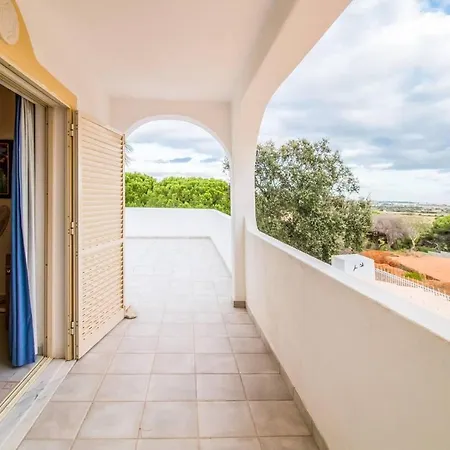 Villa Stunning 3-Bed Villa In Albufeira Albufeira