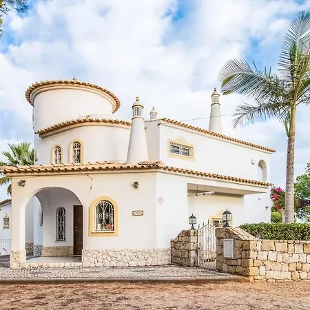 Villa Stunning 3-Bed Villa In Albufeira *
