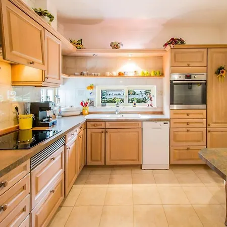 Villa Stunning 3-Bed Villa In Albufeira *