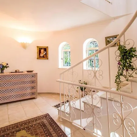 Villa Stunning 3-Bed Villa In Albufeira *